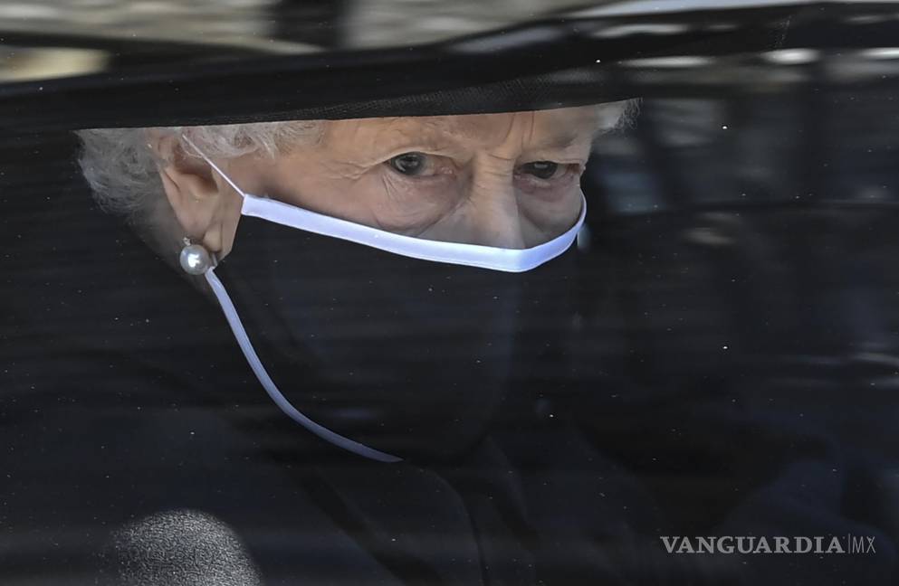 $!Imagen el 17 de abril de 2021, la reina Isabel II sigue el ataúd en un automóvil mientras pasa por la Torre Redonda durante el funeral del Príncipe Felipe.