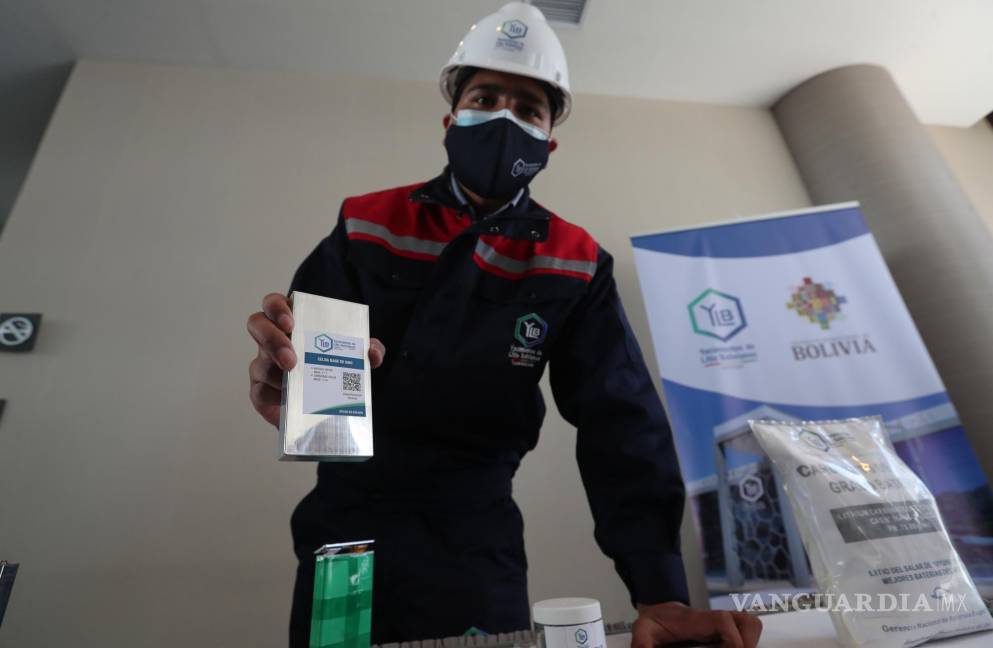 $!Funcionarios de la estatal Yacimientos de Litio Bolivianos (YLB) muestran las baterías de litio extraído del salar de Uyuni, durante un evento en La Paz, Bolivia.