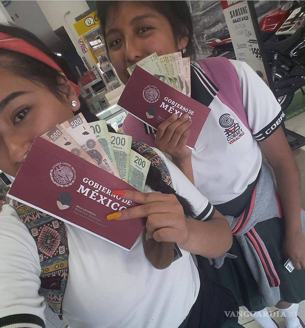 $!En Elektra, frente a 'teibols'; así presumen estudiantes las becas de AMLO