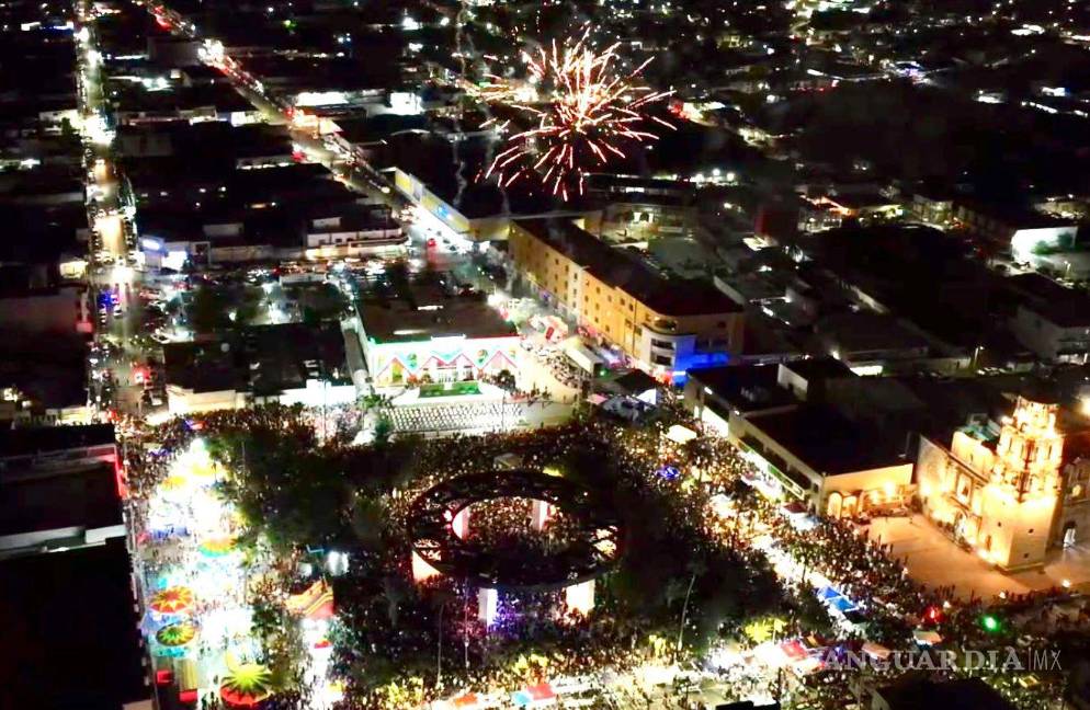 $!Familias completas llenaron la Plaza Principal de Monclova para ser parte de la tradicional ceremonia del Grito de Independencia.
