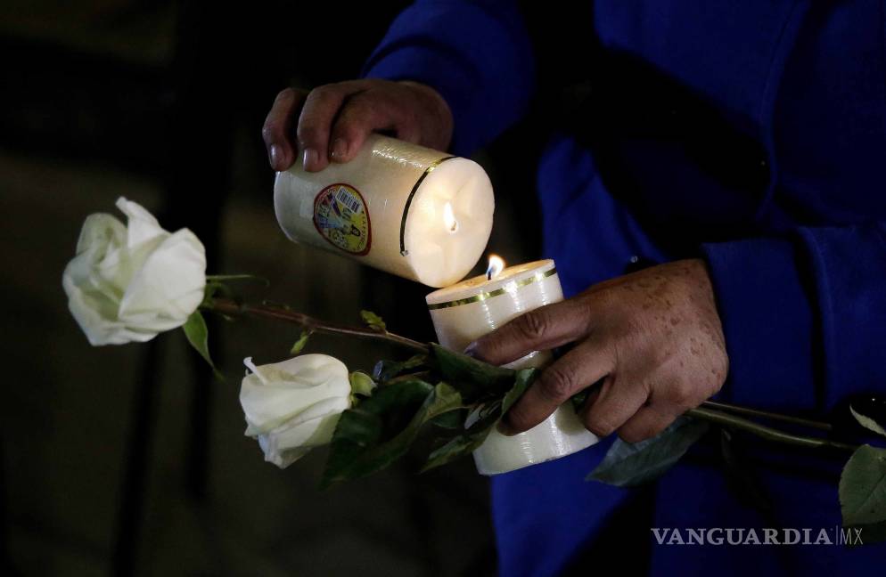 $!Homenajean con velas y rosas a las víctimas de atentado en Bogotá