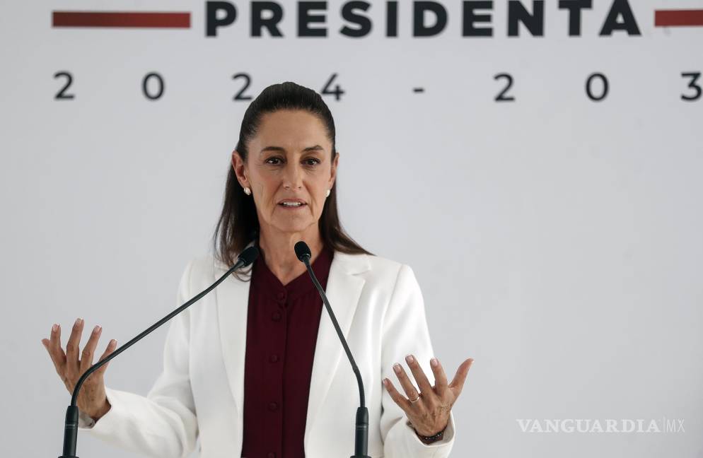 $!La presidenta electa de México, Claudia Sheinbaum Pardo, habla durante una conferencia de prensa este lunes, en la Ciudad de México.