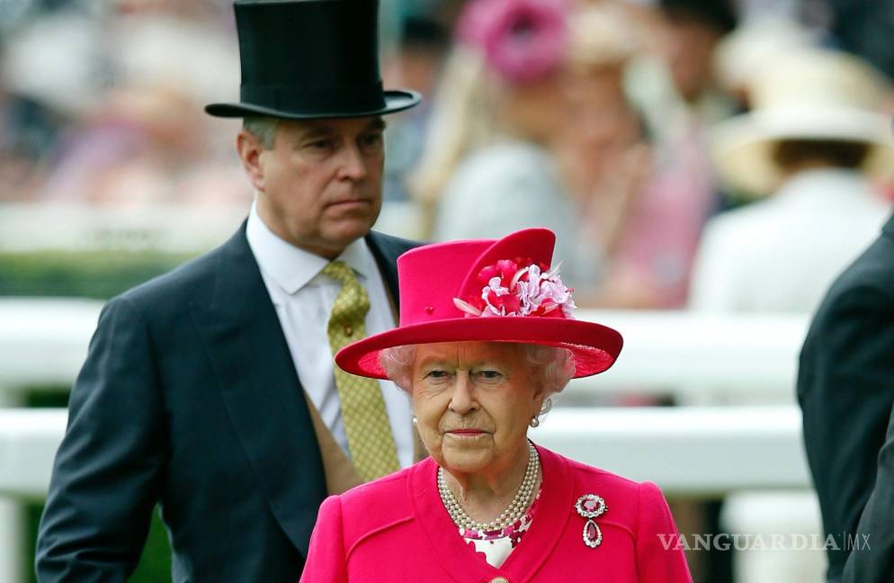 $!La reina Isabel II es seguida por el príncipe Andrés en Ascot, Inglaterra, el 16 de junio de 2015. AP/Alastair Grant