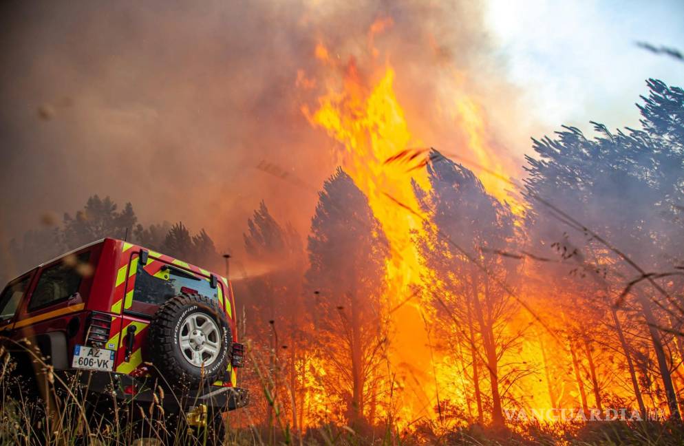 $!Una imagen proporcionada por el Servicio Departamental de Bomberos y Rescate de Gironda 33 (SDIS 33) muestra un incendio forestal en Landiras, Francia.