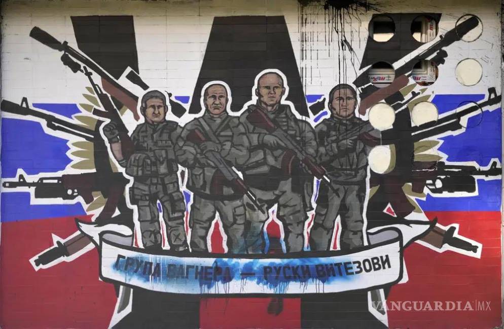 $!Un mural del Grupo Wagner de Rusia que dice: “Grupo Wagner - Caballeros rusos” destrozado con pintura en una pared en Belgrado, Serbia, el 13 de enero de 2023.