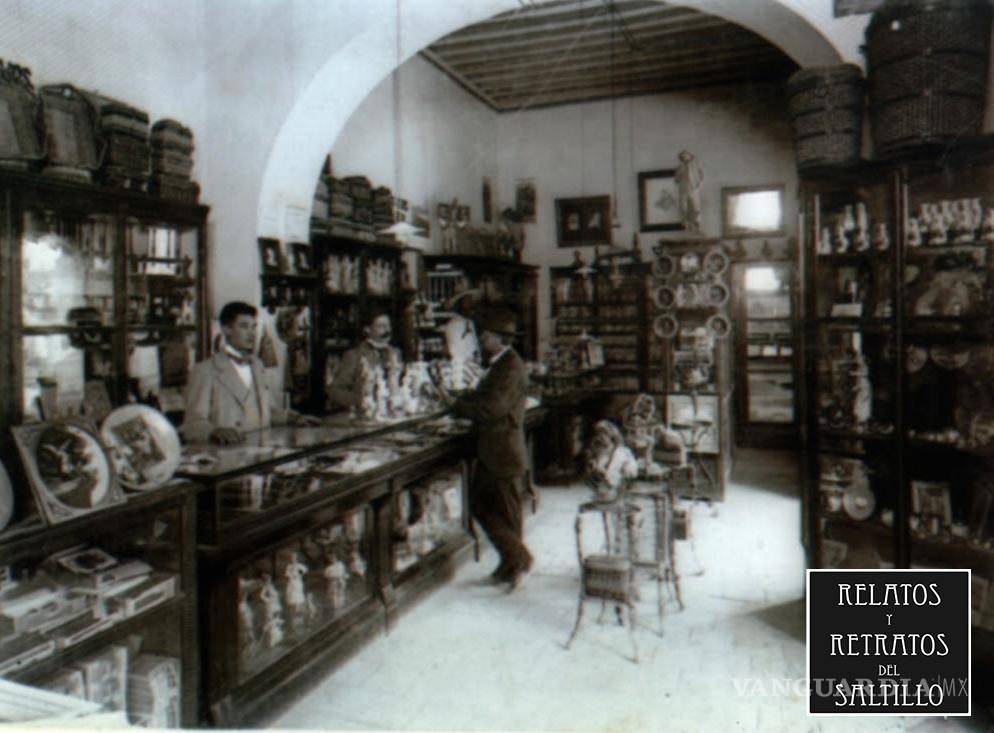 $!Interior del negocio de Augusto Gossmann, en la calle de Juárez.