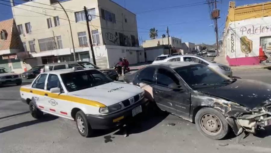 El Dodge Stratus y el taxi Nissan Tsuru mostraron daños tras el impacto en la Zona Centro de Saltillo.