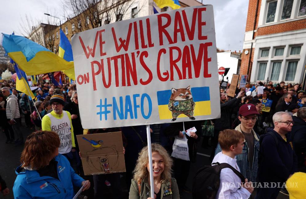 $!Un manifestante frente en una protesta por Ucrania en Londres. La gente se reúne para conmemorar el tercer aniversario de la invasión rusa de Ucrania.