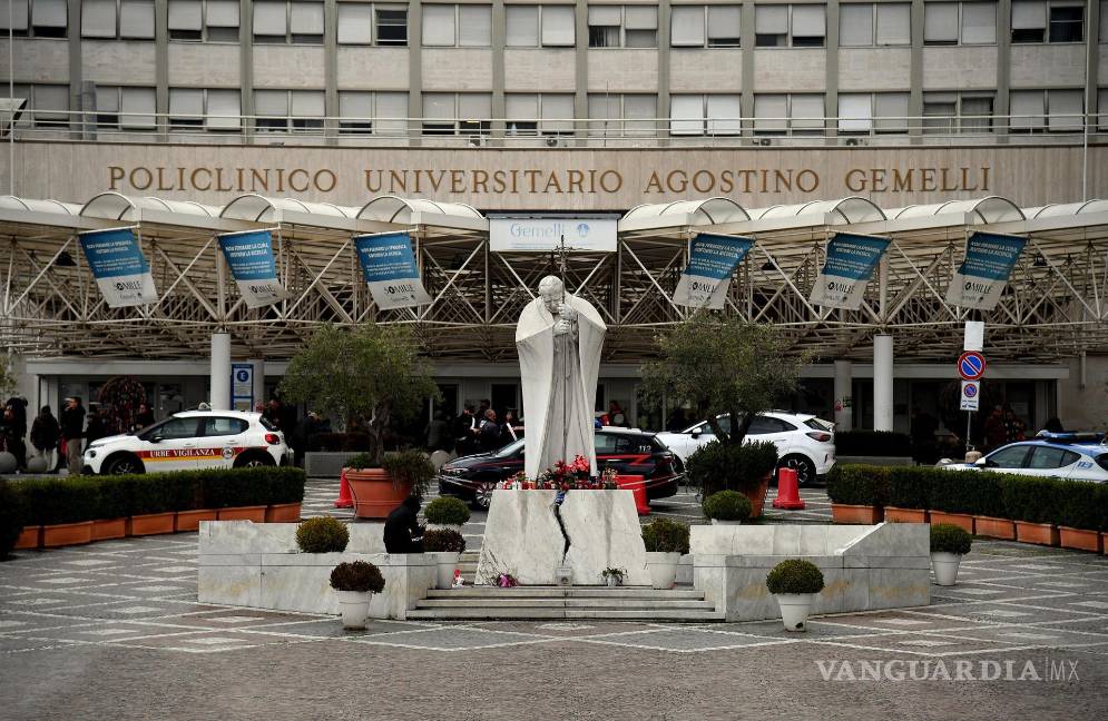 $!Una estatua del Papa San Juan Pablo II fuera del Hospital Universitario Gemelli en Roma, Italia en donde está hospalizado el Papa Francisco para recibir tratamiento.