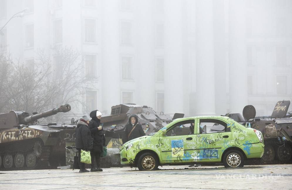 $!La gente pasa junto a maquinaria militar rusa destruida y vehículos civiles ucranianos dañados que se exhiben cerca del centro de Kiev, Ucrania