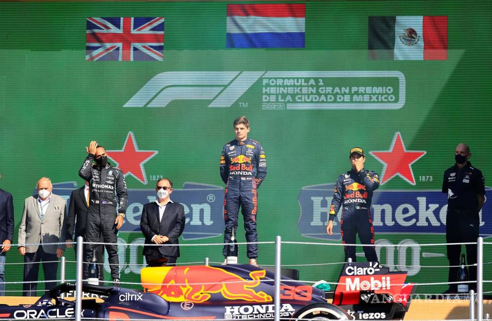 $!El holandés Max Verstappen (c) de Red Bull, el británico Lewis Hamilton (i) de Mercedes y el mexicano Sergio Perez de Red Bull, celebran en el podio en el Gran Premio de Fórmula Uno de México que se realiza en el Autódromo Hermanos Rodríguez en Ciudad de México. EFE/David Guzman Gonzalez