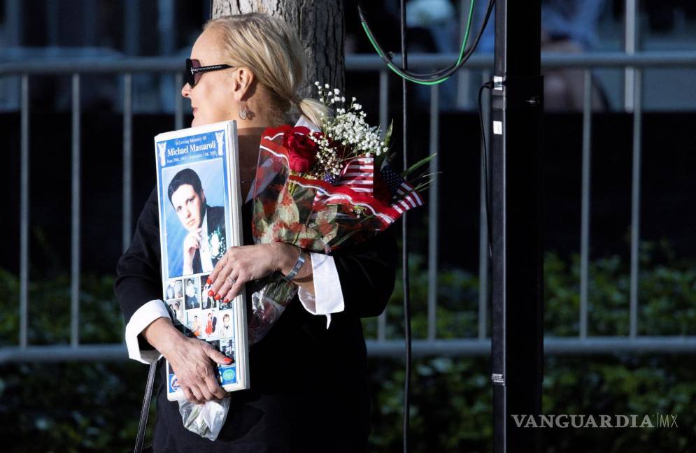 $!Una mujer sostiene una foto de un ser querido antes del inicio de una ceremonia del 9/11 Memorial que marca el 20 aniversario de los ataques terroristas del 11 de septiembre de 2001 en Nueva York, Nueva York. EFE/EPA/Justin Lane
