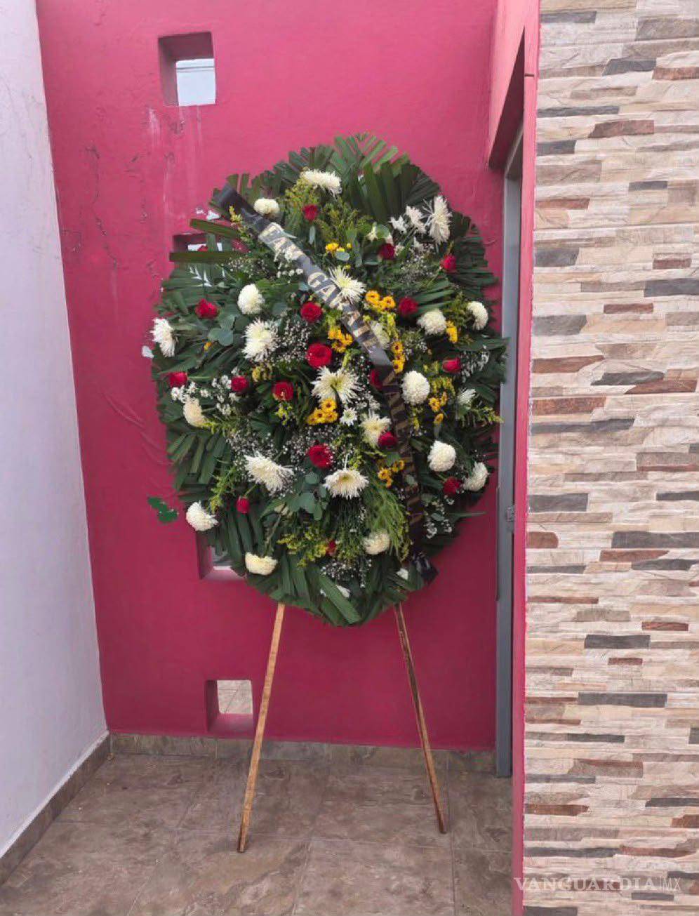 $!Dejan corona fúnebre en casa de diputada Paola Gárate en Culiacán; PRI exige protección