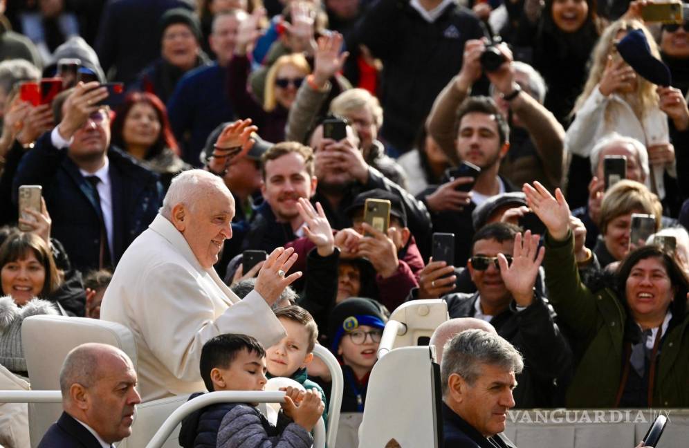 $!El Papa Francisco saluda a los fieles mientras asiste a su audiencia general en la Plaza de San Pedro, Ciudad del Vaticano.