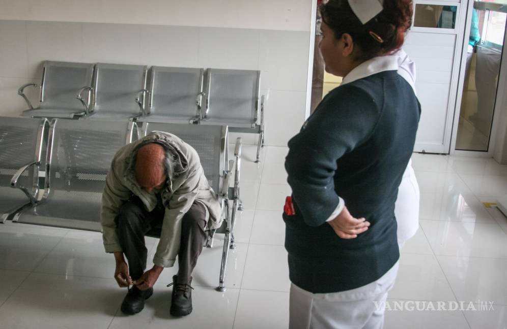 $!Indigentes son llevados a albergue por baja temperatura en Saltillo