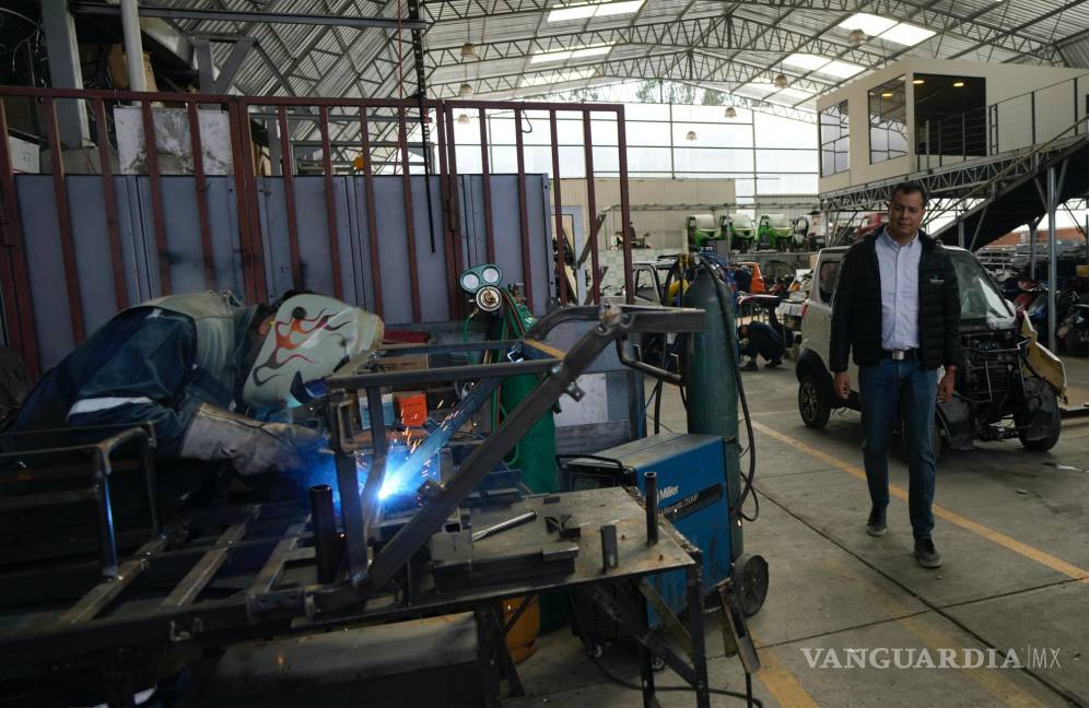 $!Quantum Motors general manager Jose Carlos Marquez walks through the electric car factory in Cochabamba, Bolivia, Tuesday, May 9, 2023. Quantum Motors launched in 2016 as a manufacturer of electric wheelbarrows for the mining sector before it developed its first prototypes of electric cars that launched in 2019. (AP Photo/ Juan Karita)