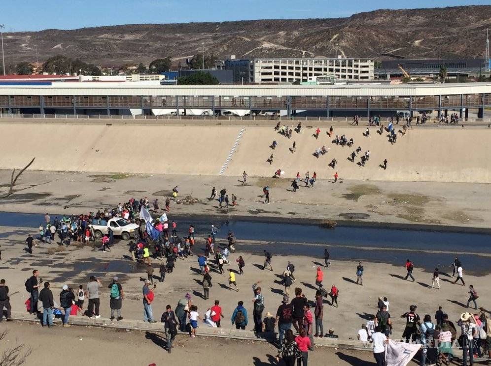 $!Estalla violencia en cruce Tijuana-San Diego; agentes de EU lanzan gas lacrimógeno a migrantes
