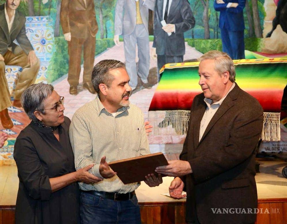 $!Los hijos del artista recibieron el reconocimiento en nombre de su padre.