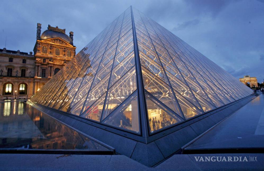 $!Vista de la pirámide del Museo de Louvre de París durante la noche.