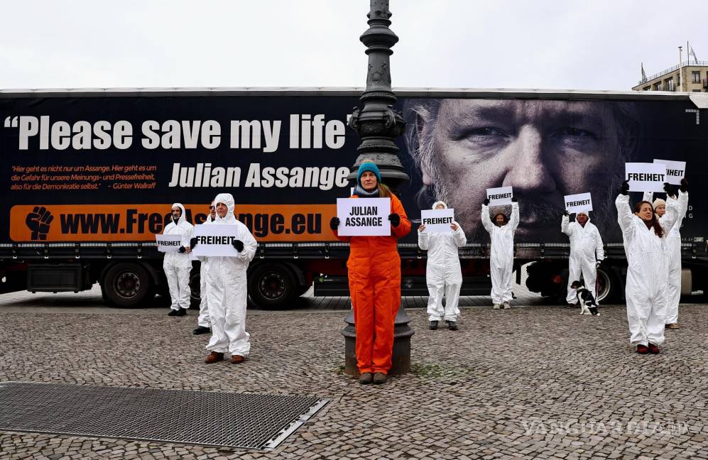 $!Activistas pro-Assange muestran carteles durante una protesta en Berlín, Alemania, el 20 de febrero de 2024.