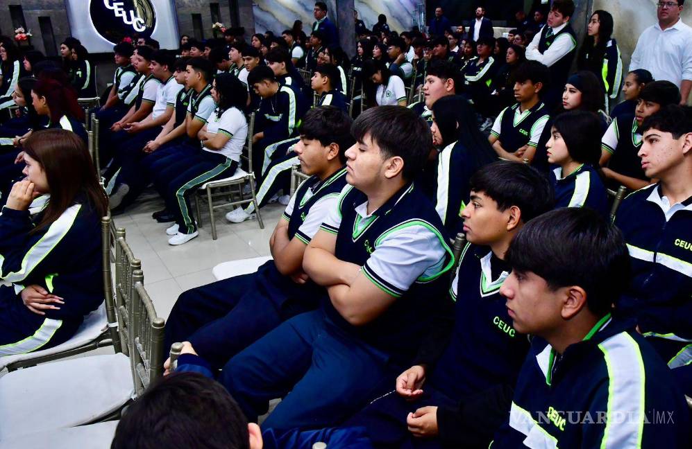 $!Durante la charla, el funcionario explicó a los jóvenes el contexto de seguridad que vivió Coahuila en 2008 .