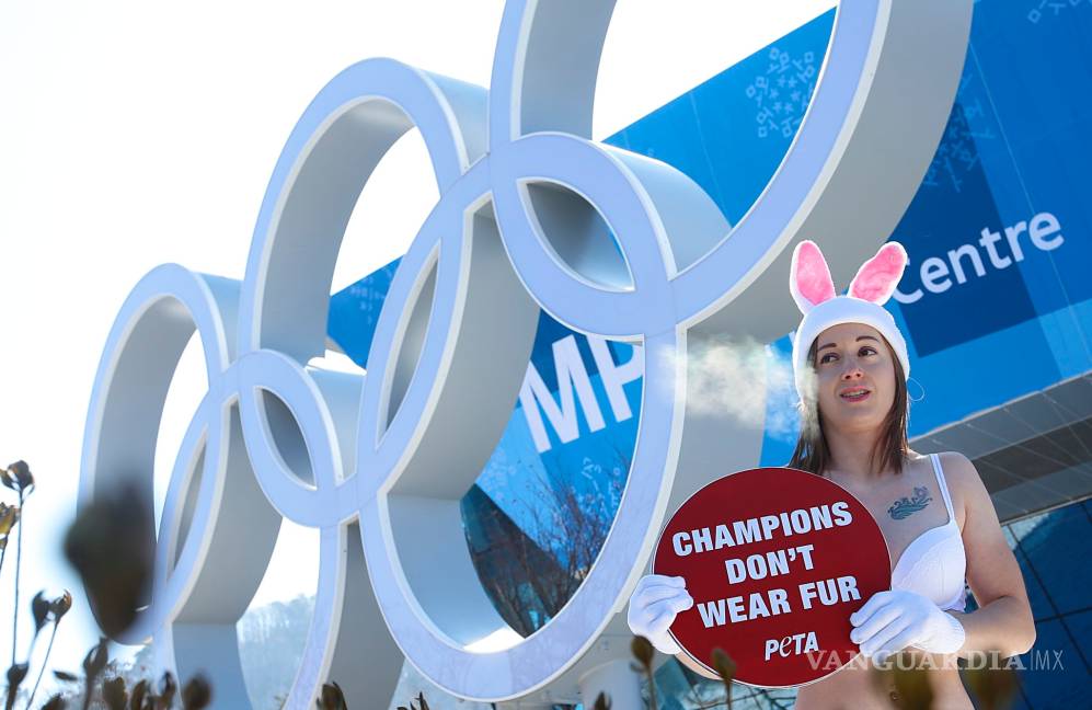 $!Activista de PETA realiza una protesta en bikini y a menos de 16 grados en Corea del Sur