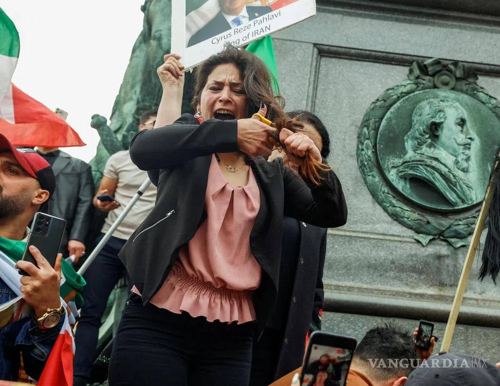 $!Desde el inicio del movimiento de protestas, hay cada vez más mujeres que salen a la calle sin el velo, especialmente en el norte acomodado de Teherán