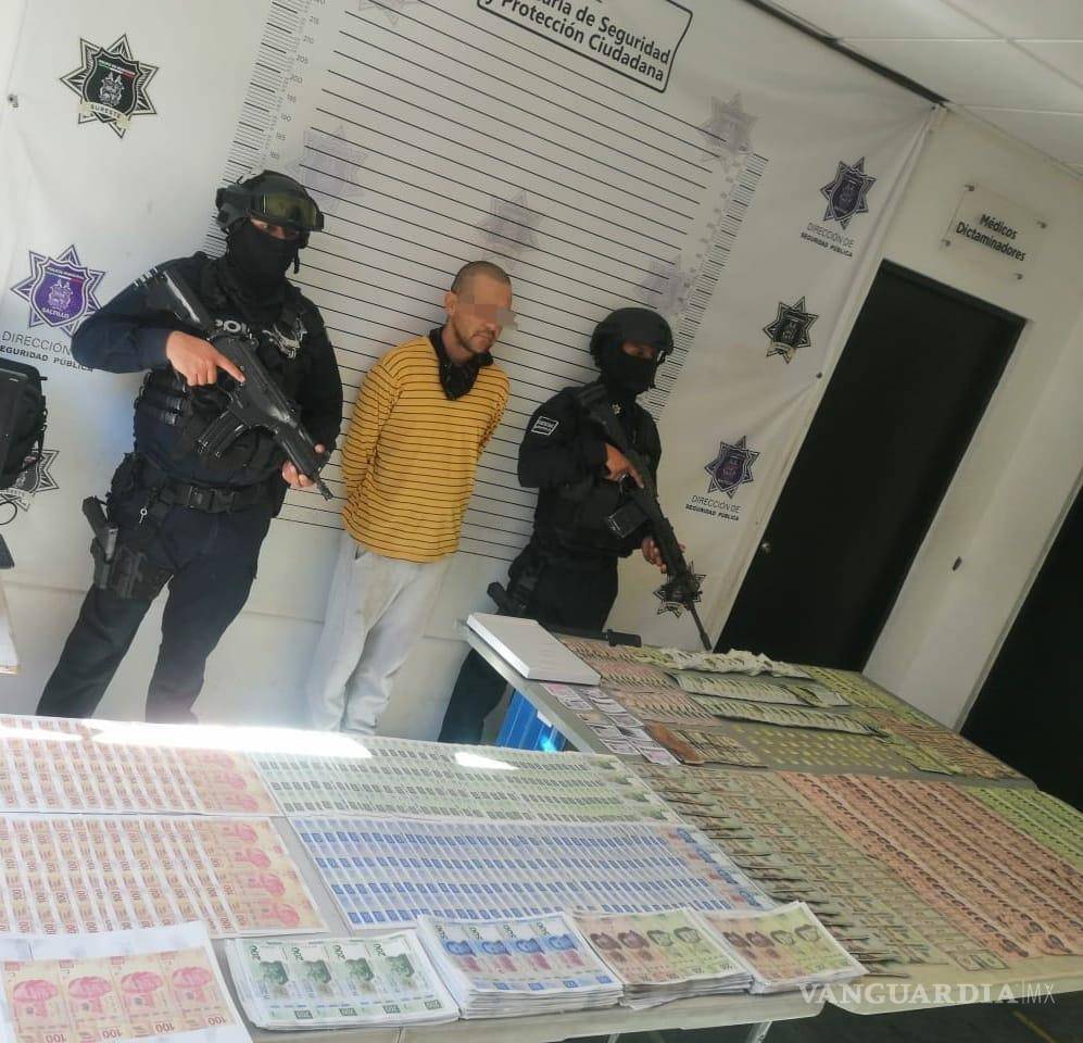 $!Los detenidos portaban gran cantidad de billetes falsos.