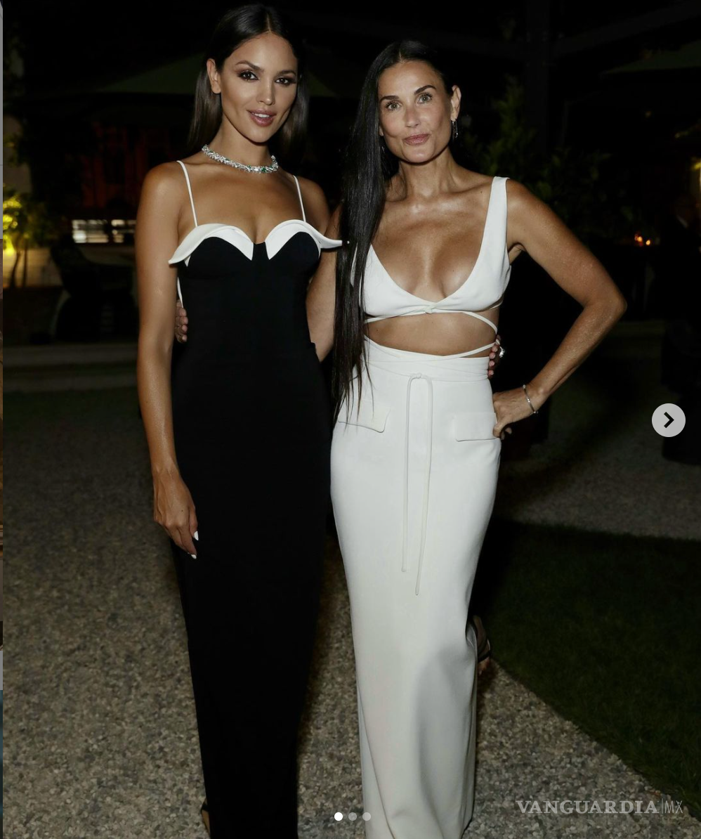 $!Eiza estaba acompañada ni nada más ni nada menos que de la actriz y modelo estadounidense Demi Moore, quien lució un vestido blanco entallado con aperturas a la altura de las costillas.