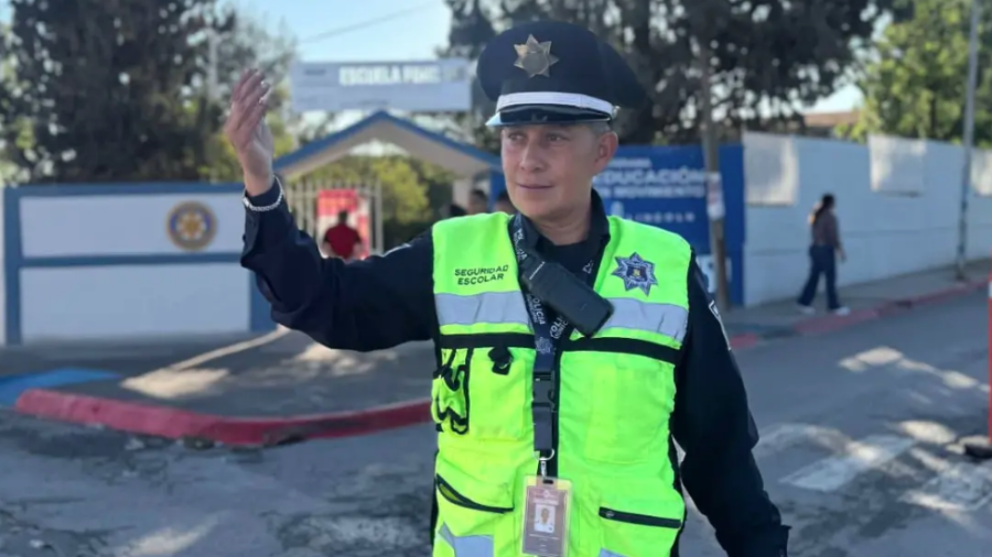 Agentes de Tránsito mantienen presencia en zonas escolares para agilizar la circulación y dar prioridad a peatones.
