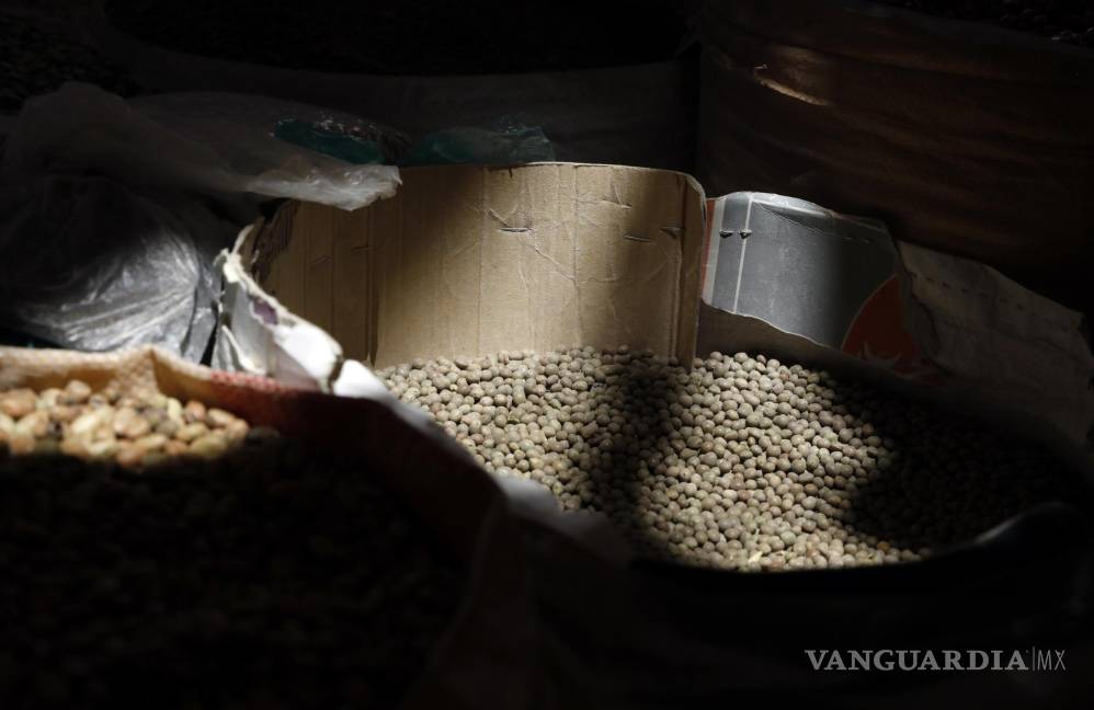 $!Tipos de granos a la venta en un mercado tradicional en medio del aumento del precio de los alimentos, en la ciudad vieja de Sana’a. EFE/EPA/Yahya Arhab