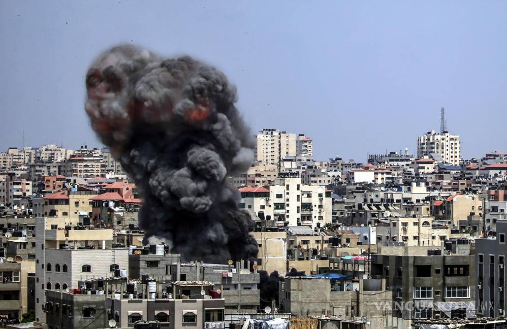 $!El humo se eleva tras un ataque aéreo israelí en la ciudad de Gaza el sábado pasado.