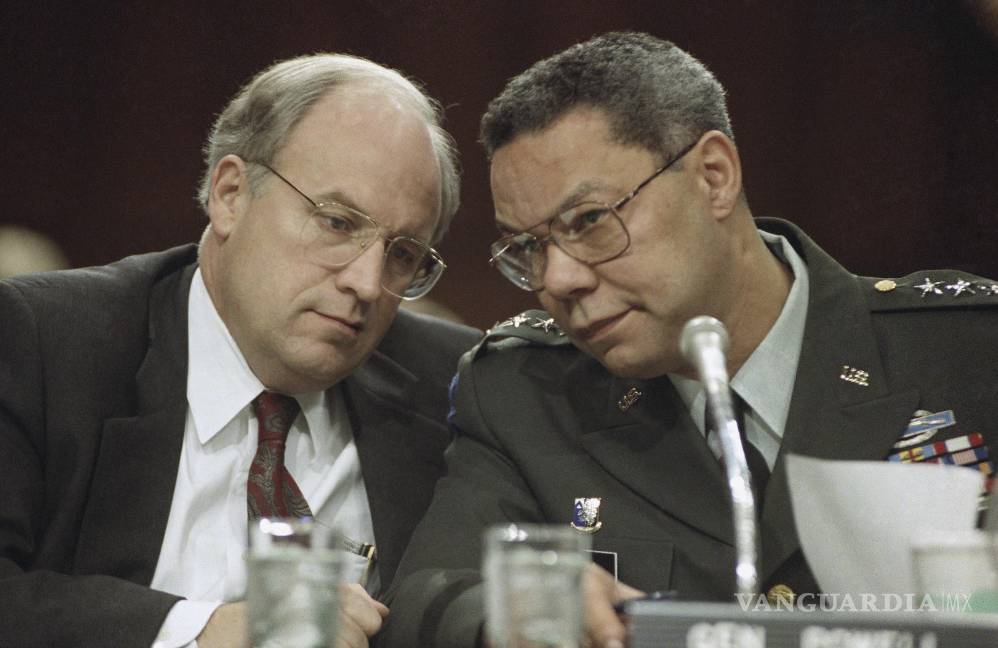 $!Dick Cheney y el jefe del Estado Mayor Conjunto, el general Colin Powell, antes de testificar ante el Comité de Servicios Armados del Senado, el 21 de febrero de 1991.