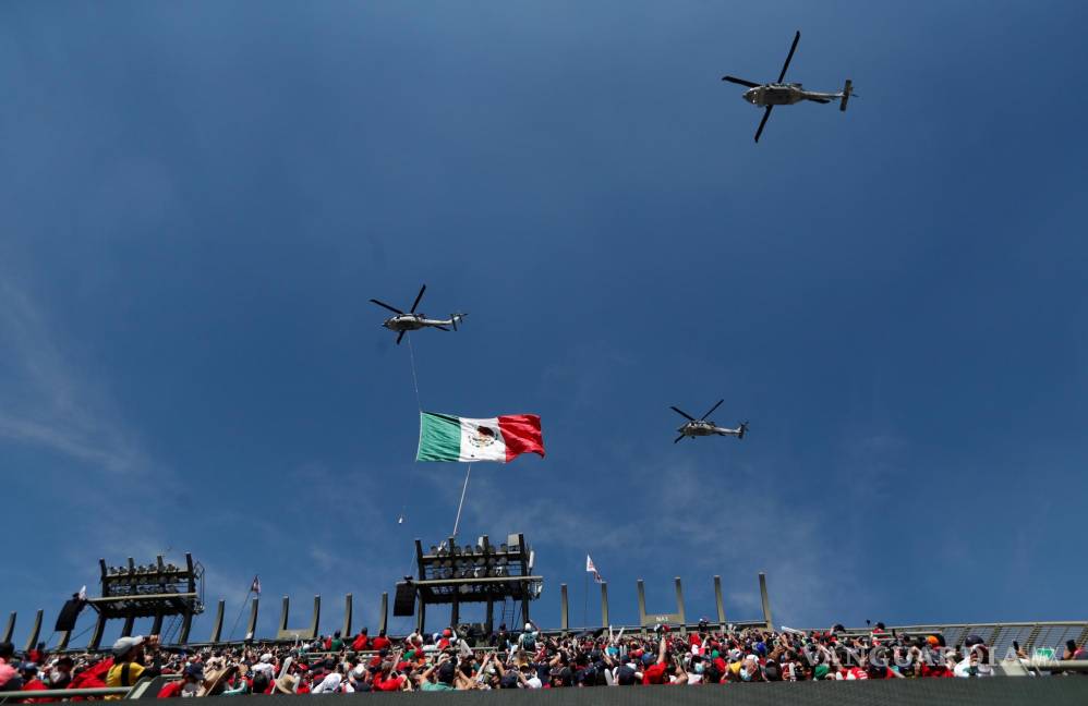 $!Helicópteros recorren el cielo durante la previa en el Gran Premio de Fórmula Uno de México que se realiza en el Autódromo Hermanos Rodríguez en Ciudad de México. EFE/Mario Guzman