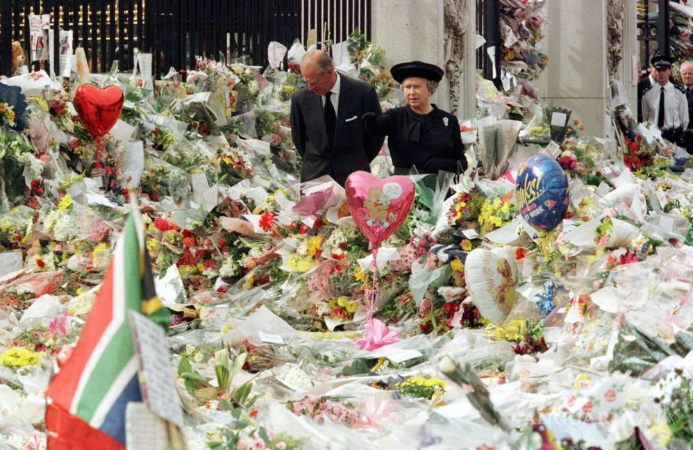 $!La reina Isabel II de Gran Bretaña y el príncipe Felipe miran ofrendas florales para la fallecida princesa Diana el 5 de septiembre de 1997. AP/Pool Photo