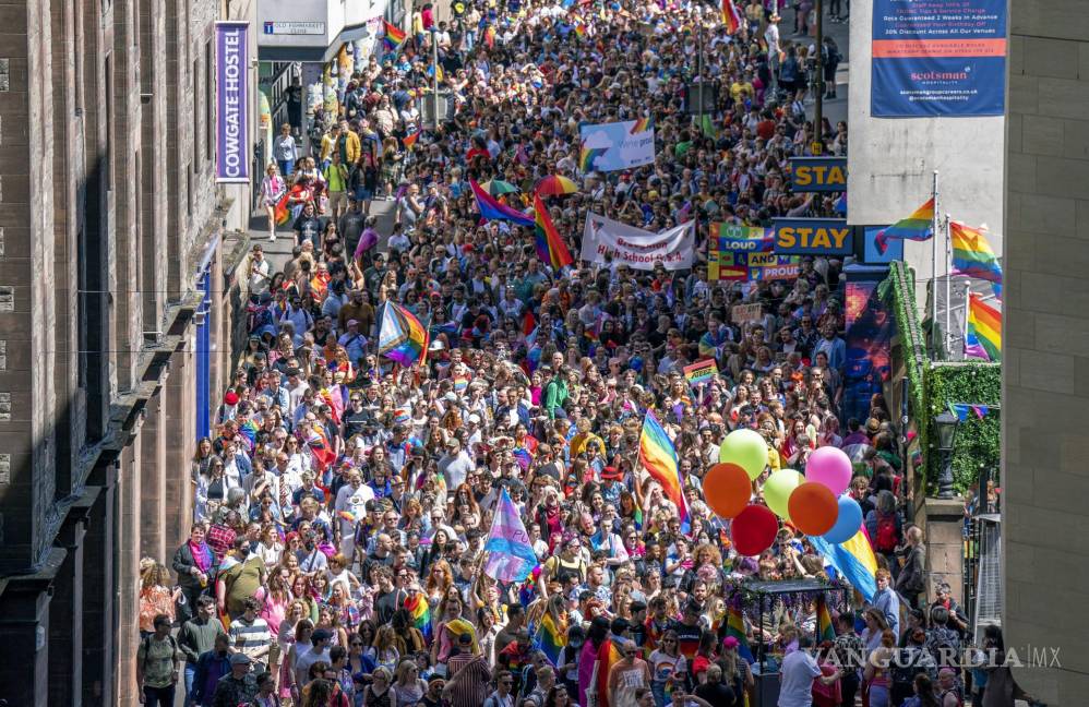 $!La gente desfila a lo largo del Cowgate durante el evento Pride Edinburgh 2022 en Edimburgo, Escocia.