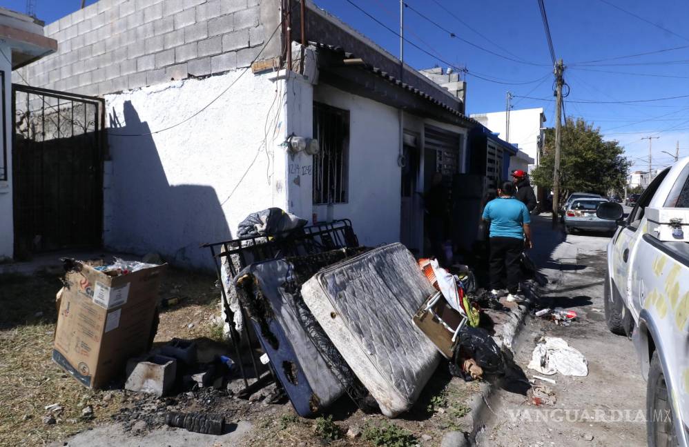 $!La vivienda afectada, de apenas 4x5 metros, sufrió daños considerables. La calle Álamos se convierte en el escenario de un drama donde la solidaridad vecinal prevalece.