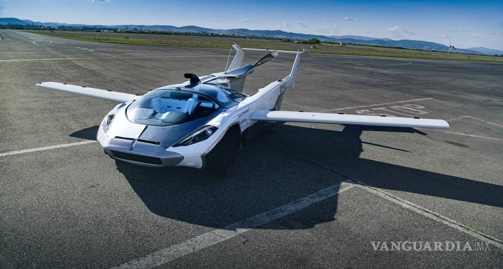 $!AirCar, primer vehículo volador en aterrizar en un aeropuerto de Eslovaquia