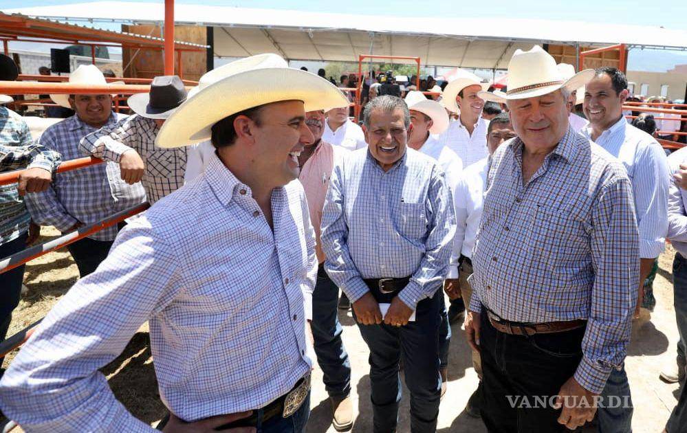 $!El alcalde Fraustro y el gobernador Jiménez entregaron sementales de razas destacadas para mejorar la calidad del ganado en Saltillo.