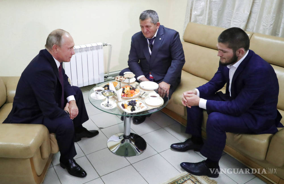 $!Khabib corta el pan con el polémico dictador de Chechenia en club ruso de peleas