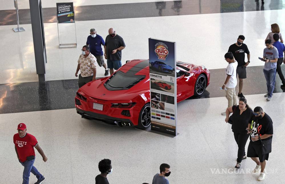 $!Los visitantes miran el Chevrolet Corvette 2022 en el Salón Internacional del Automóvil de Miami en el Centro de Convenciones de Miami Beach en Miami Beach, Florida. AP/David Santiago/Miami Herald
