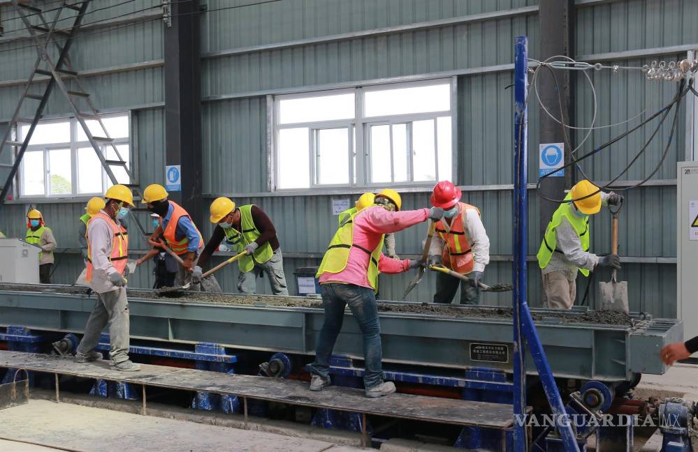 $!Trabajadores laboran en la fábrica Communications Construction Company (CCCC) en el poblado El Triunfo, municipio de Balancán, en Tabasco. EFE/Manuel López