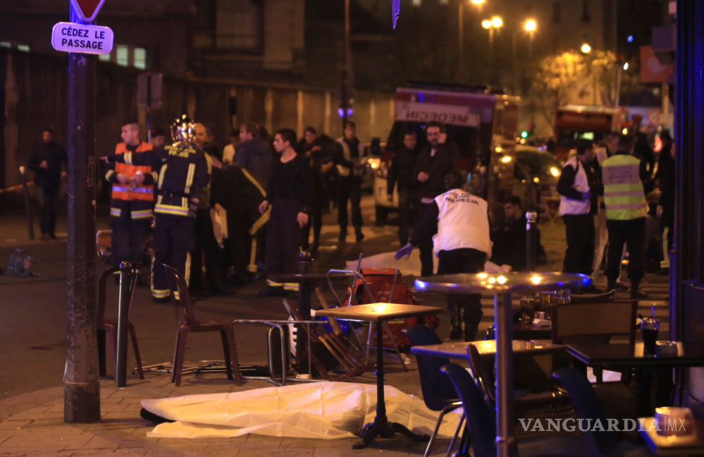 $!Evacuan a Presidente François Hollande de estadio cerca de la explosion originada por ataque en París