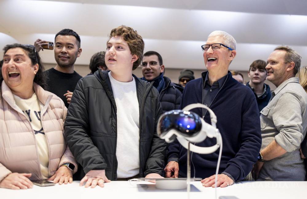 $!El director ejecutivo de Apple, Tim Cook, habla con los clientes que compran los nuevos auriculares Vision Pro en una Apple Store de Nueva York.
