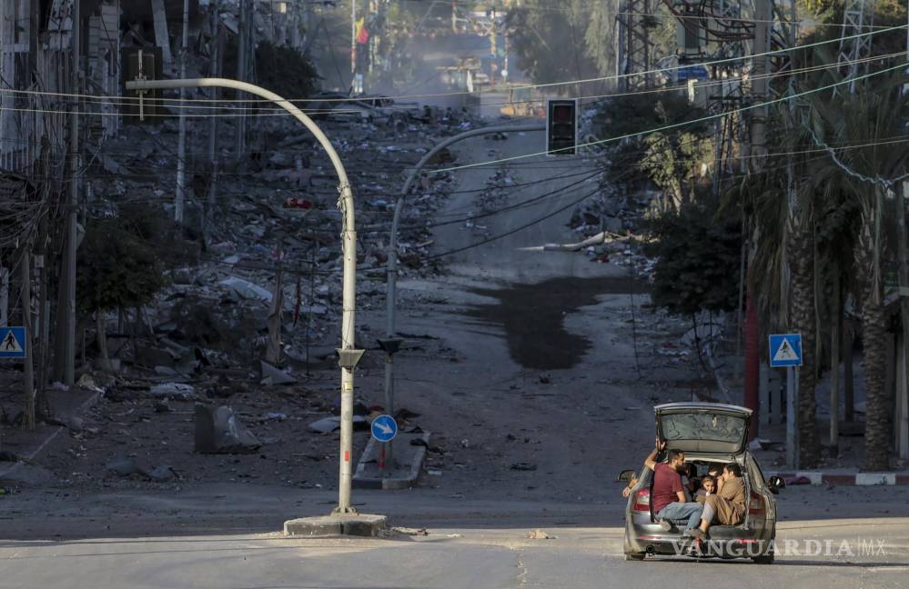 $!Los residentes de la ciudad de Gaza son evacuados en un automóvil mientras Israel continúa los ataques aéreos en la Franja de Gaza.