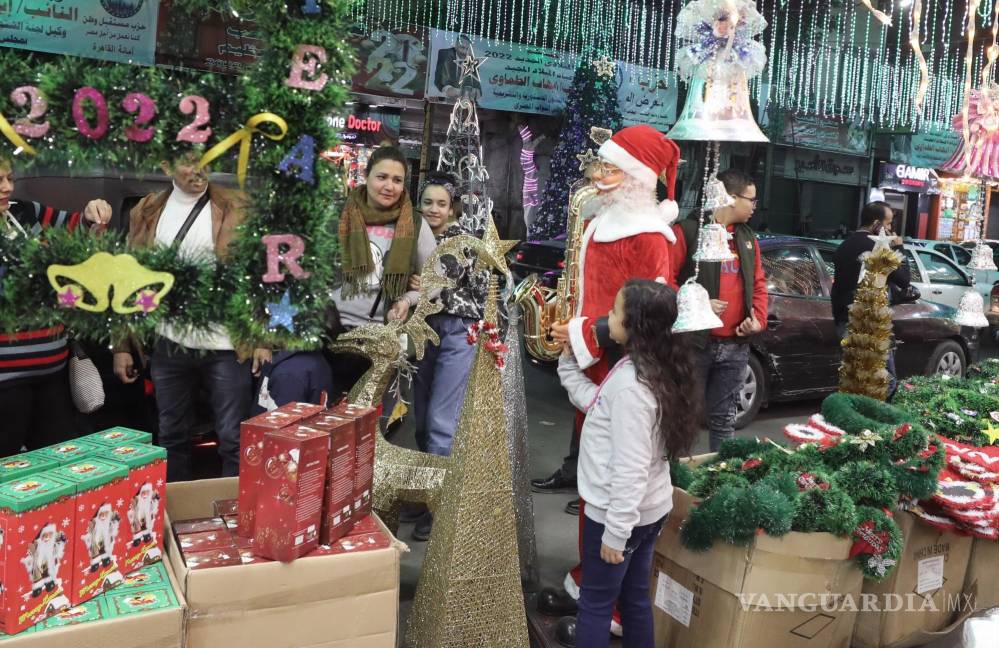 $!La gente mira cajas con adornos navideños y de Año Nuevo para la venta en un mercado en el distrito de Shobra de El Cairo, Egipto. EFE/EPA/Khaled Elfiqi