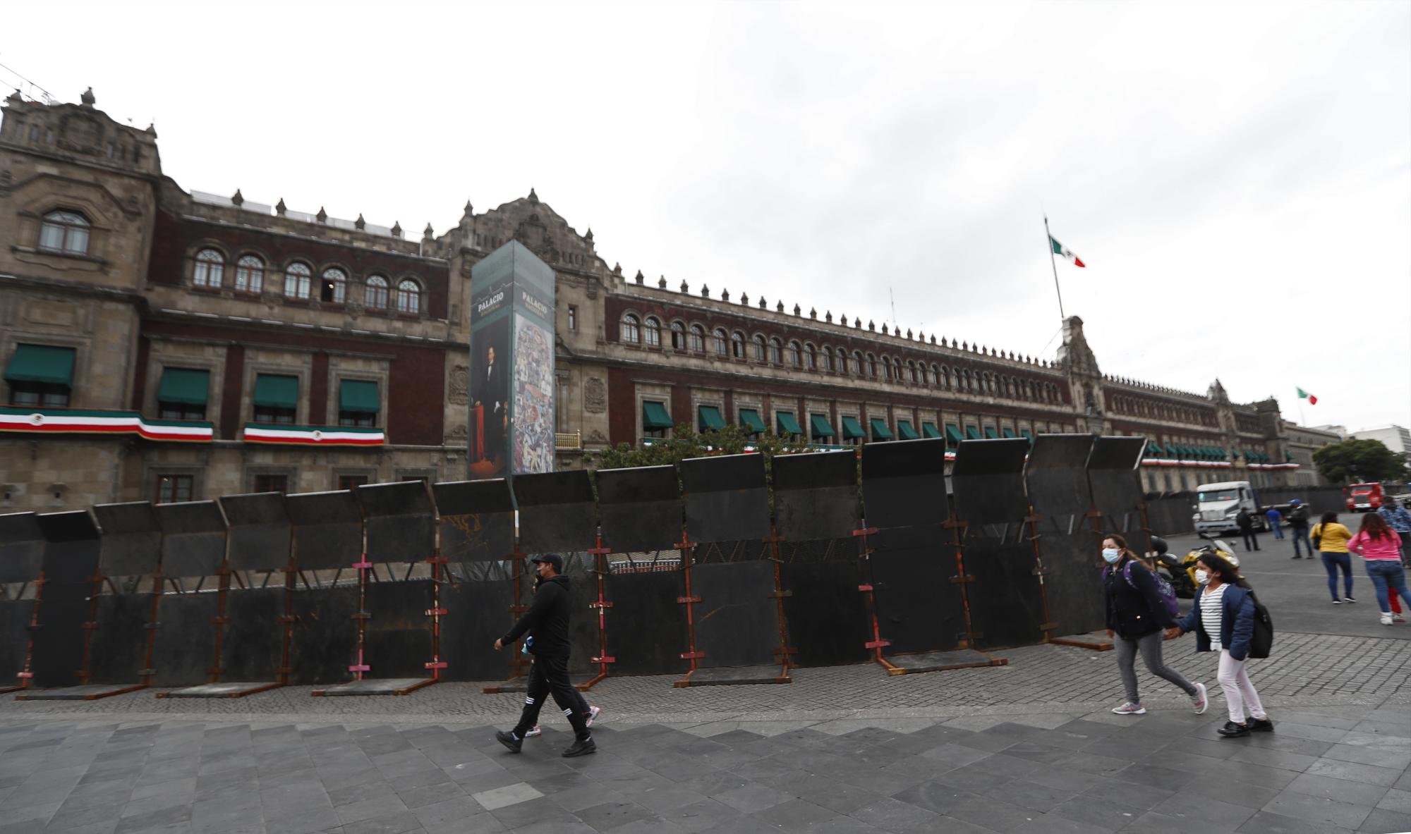 Blindan, de nuevo, Palacio Nacional ante marchas por el octavo aniversario de Ayotzinapa. Noticias en tiempo real