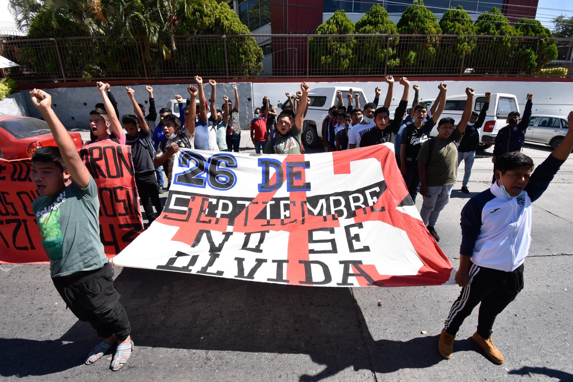 Un año más sin avances encaso  Ayotzinapa: abogado. Noticias en tiempo real