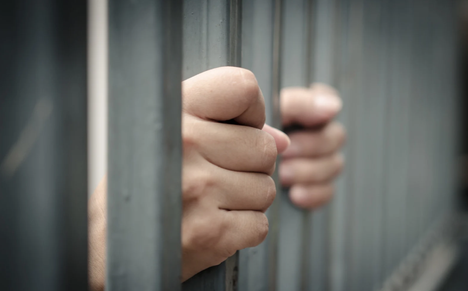 Resguardan a dos menores tras detención de sus padres en Pie