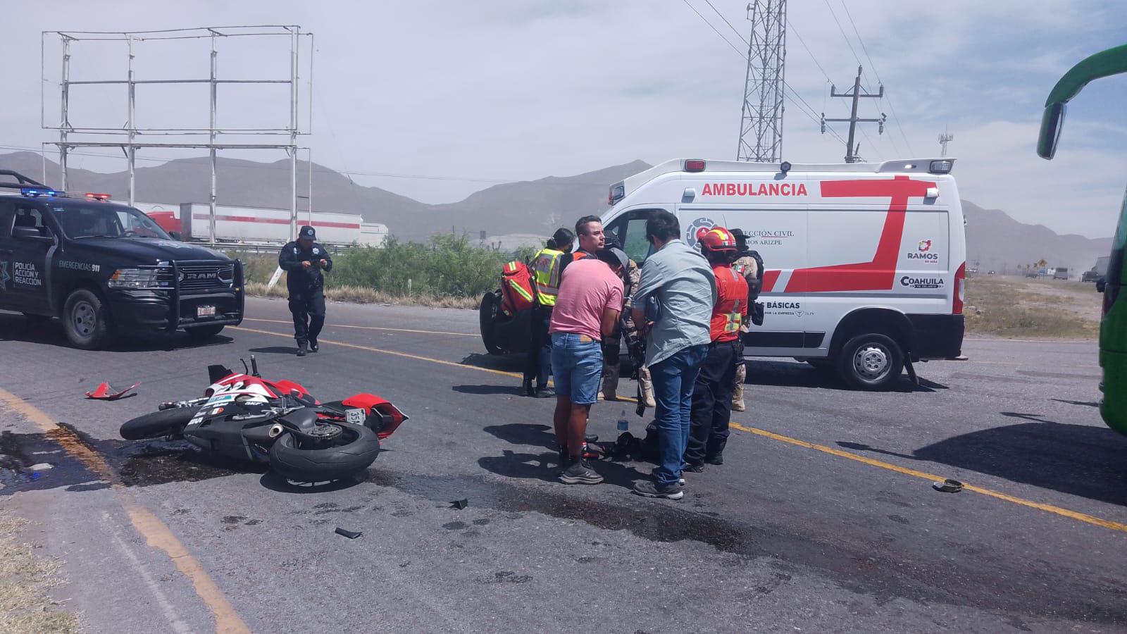 Motociclista colisiona contra camión y termina lesionado en la carretera Monterrey-Saltillo . Noticias en tiempo real